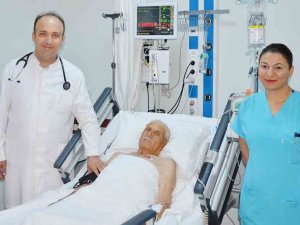 93 Yaşındaki Riskli Hastanın Kalp Damarları Aynı Seansta Açıldı