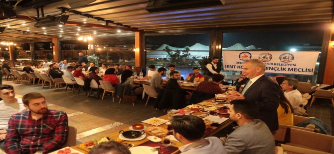 Başkan Zolan, Sahur Sofrasında Gençlerle Bir Araya Geldi