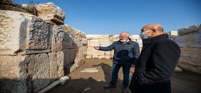 Başkan Soyer Smyrna Antik Tiyatrosu’ndaki Kazı Çalışmalarını İnceledi