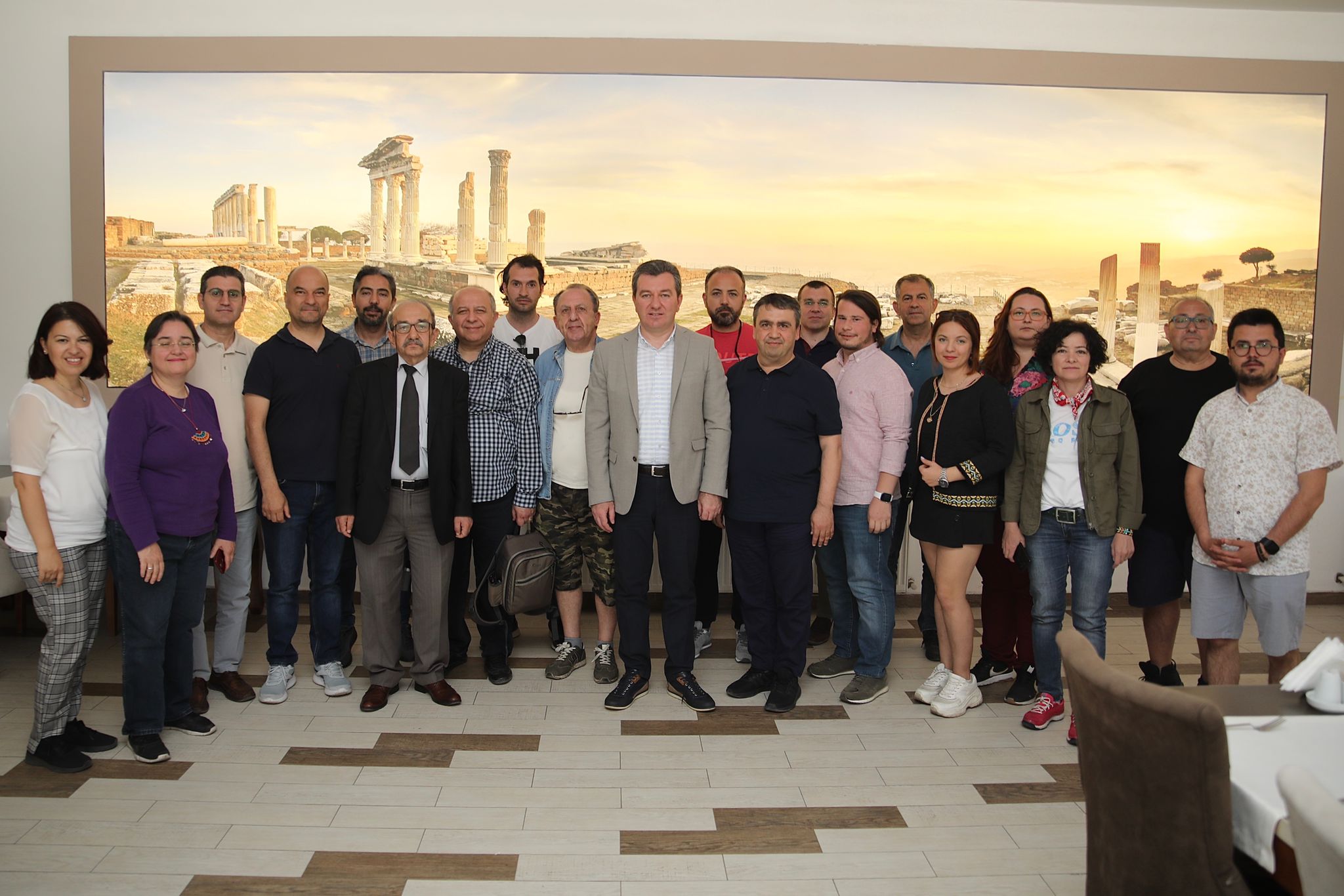 EMD üyeleri hem Bergama’yı dinledi hem tarihi gezdi