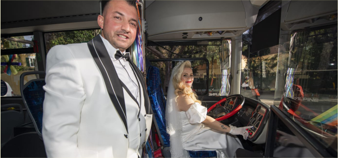Yolcu taşıdığı otobüsle nikahına geldi