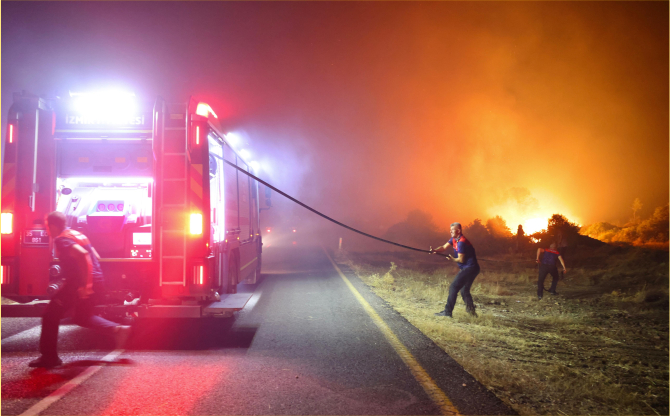 Çeşme’de yangınla mücadele sürüyor