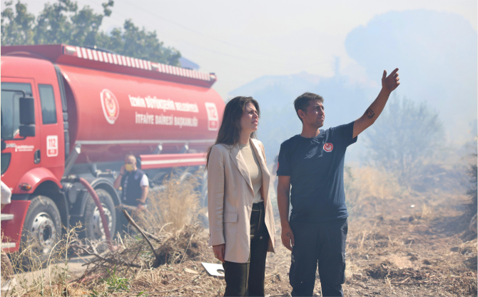 Çeşme’de yangınla mücadele sürüyor