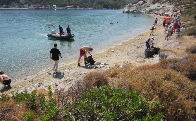 Avrupalı Gençler Foça'da Gönüllülerle Çevre Temizliği Yaptı