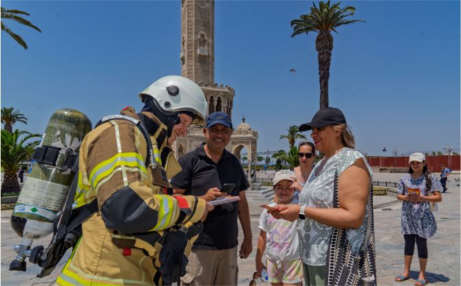 İzmir İtfaiyesi yangınlara dikkat çekmek için sokağa indi