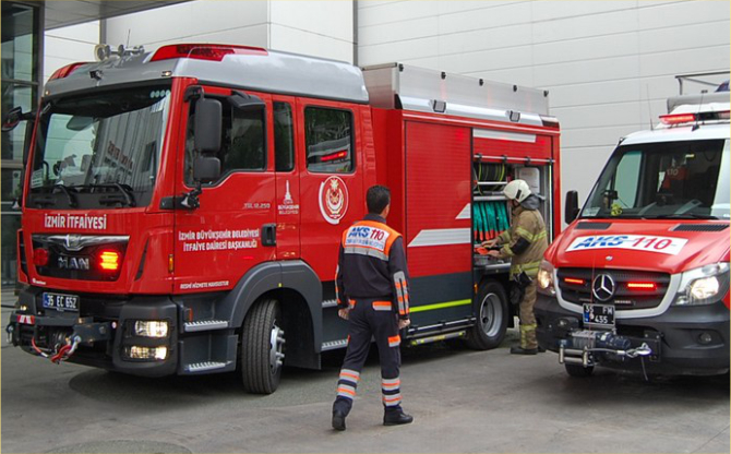 İzmir İtfaiyesi'nden depremin merkez üssü Sındırgı'ya destek