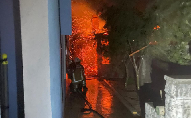 İzmir İtfaiyesi Dikili’deki yangına müdahale ediyor