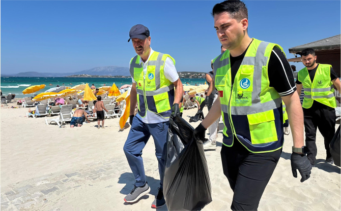 İzmir Ülkü Ocakları'ndan Sahillerde Eş Zamanlı Temizlik
