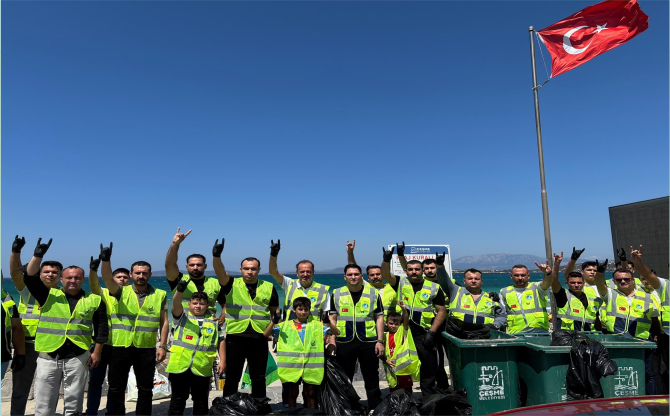 İzmir Ülkü Ocakları'ndan Sahillerde Eş Zamanlı Temizlik