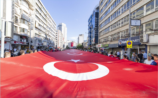 İzmir’de Geleneksel Zafer Yürüyüşü