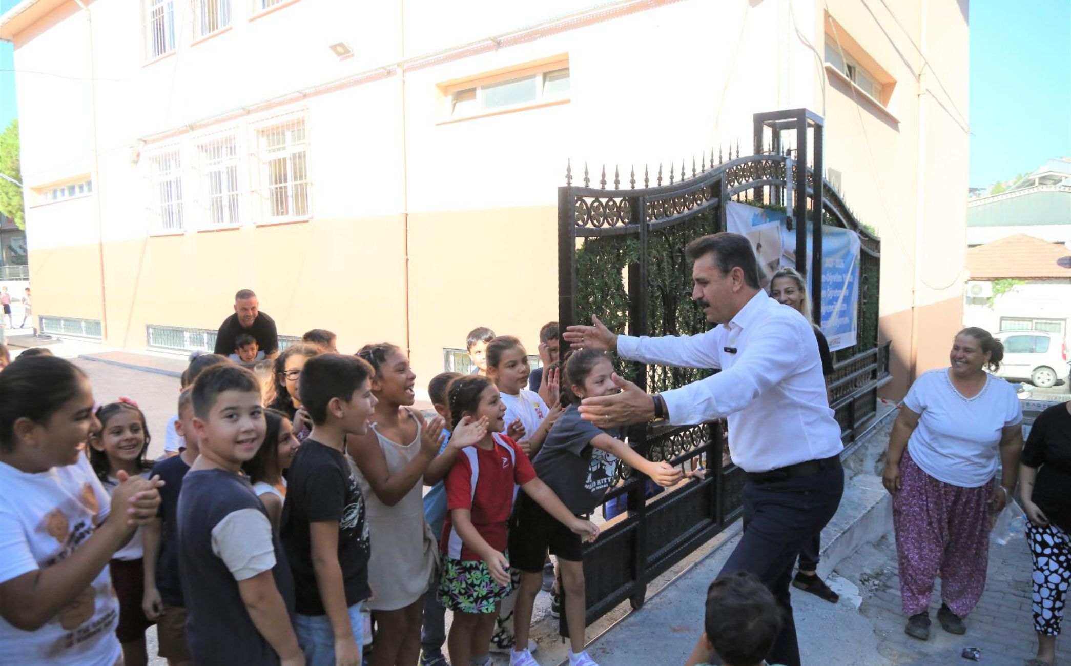 Dikili Belediyesi’nden minik öğrencilere eğitim seti desteği