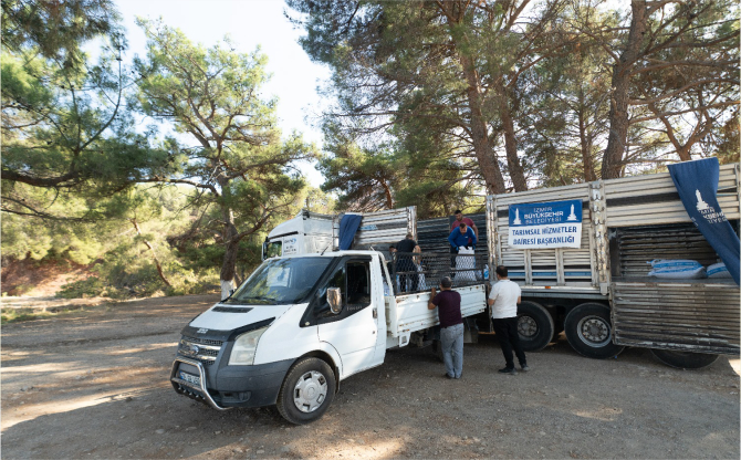 Büyükşehir’den yanan köylere 40 tonluk yem desteği