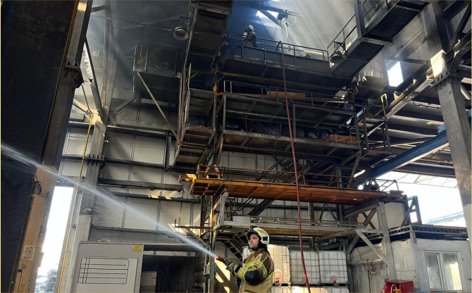 İzmir İtfaiyesi, ALOSBİ’deki fabrika yangınına müdahale etti