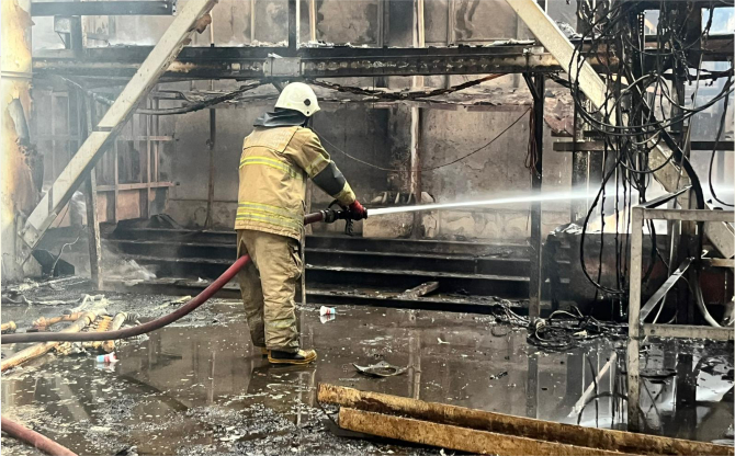 İzmir İtfaiyesi, ALOSBİ’deki fabrika yangınına müdahale etti