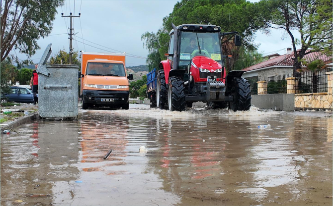Foça’da yağış rekoru kırıldı, ekipler seferber oldu