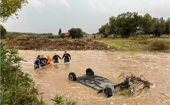 Foça’da yağış rekoru kırıldı, ekipler seferber oldu
