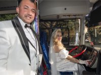 Yolcu taşıdığı otobüsle nikahına geldi