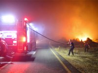 Çeşme’de yangınla mücadele sürüyor