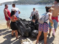 Avrupalı Gençler Foça'da Gönüllülerle Çevre Temizliği Yaptı