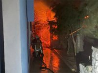 İzmir İtfaiyesi Dikili’deki yangına müdahale ediyor