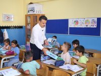 Dikili Belediyesi’nden minik öğrencilere eğitim seti desteği