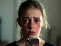 Telefondan uzak kalma korkusu psikolojiyi bozuyor!