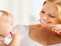 Annelere Bebeklerin Diş Gelişimi için 4 Önemli Tavsiye