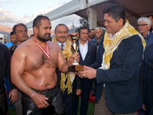 Ege’nin Kırkpınarı Helvacı’da Başpehlivan Mehmet Yeşil Yeşil Oldu